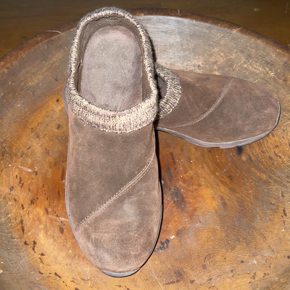 Vionic slip on brown clog. Size 9. - Picture 2 of 5